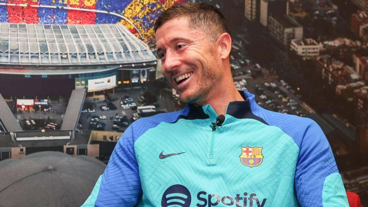 Lewandowski sonríe durante la entrevista con SPORT