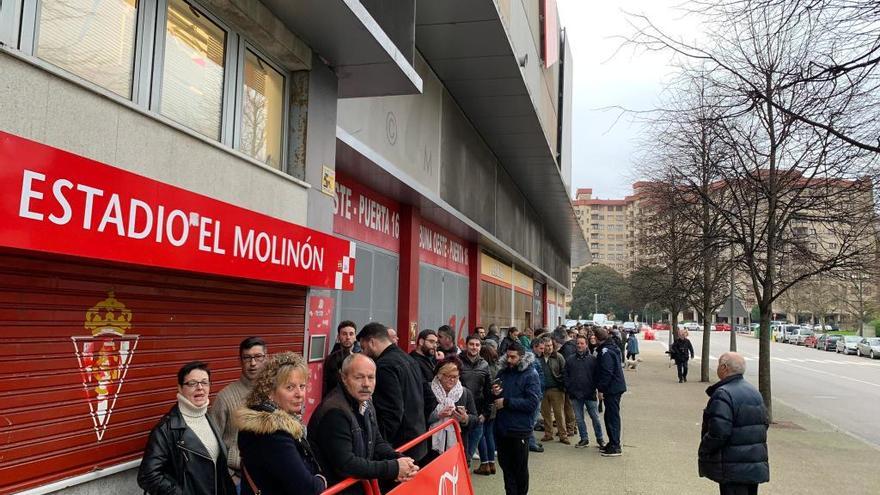 Colas en El Molinón para hacerse con una entrada para Lugo