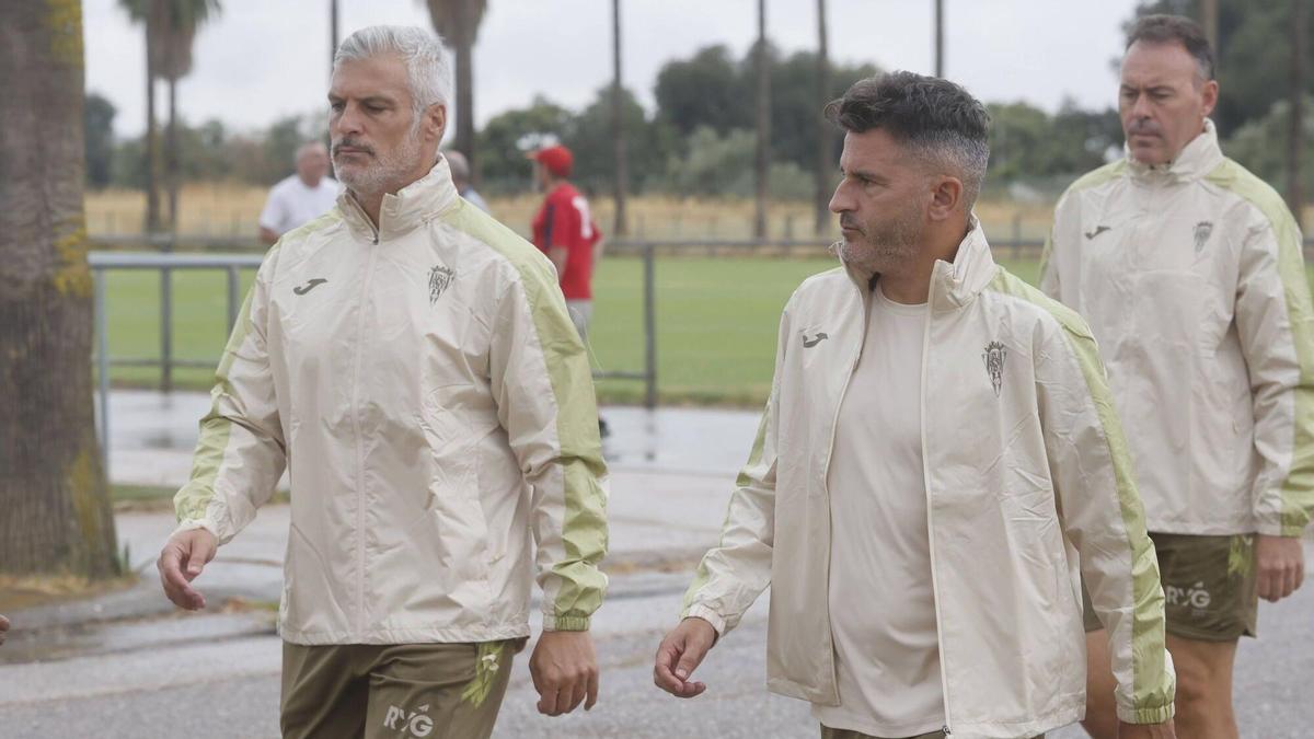 Iván Ania, en el centro de la imagen, junto a su cuerpo técnico en la llegada a un entrenamiento de esta semana.