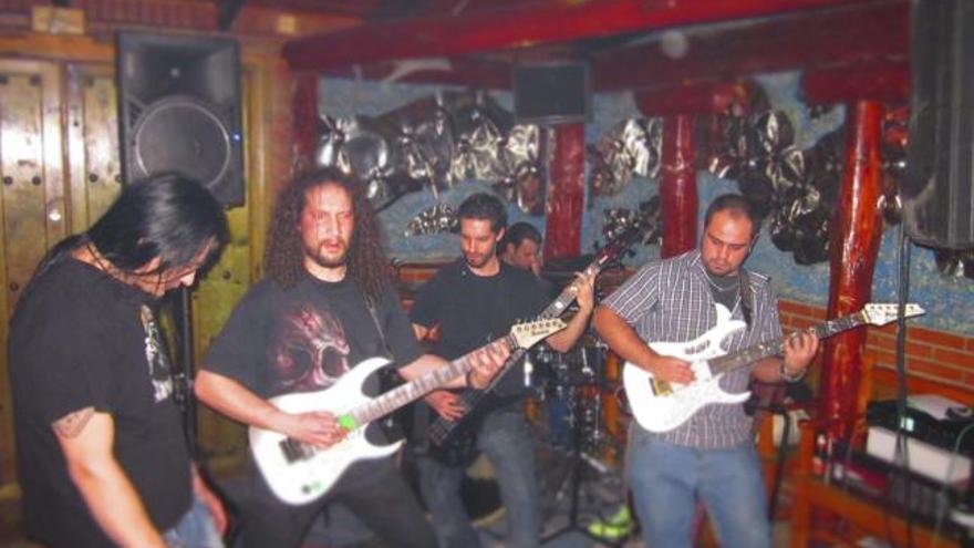 Componentes del grupo Corvus durante un ensayo.