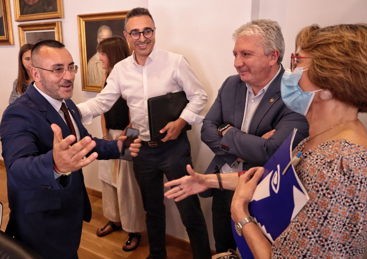 El alcalde de Vila-real, José Benlloch; y la rectora de la UJI, Eva Alcón, se saludan efusivamente antes de iniciarse la presentación del convenio.