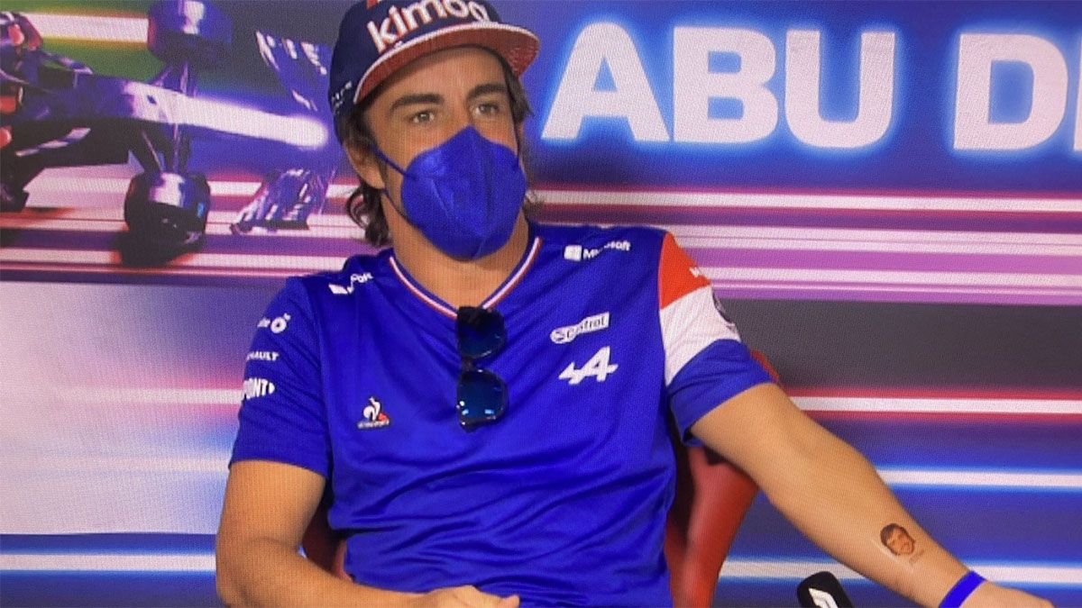Alonso ha lucido un tatuaje(borrable) de su cara igual que el que llevaba Daniel Ricciardo
