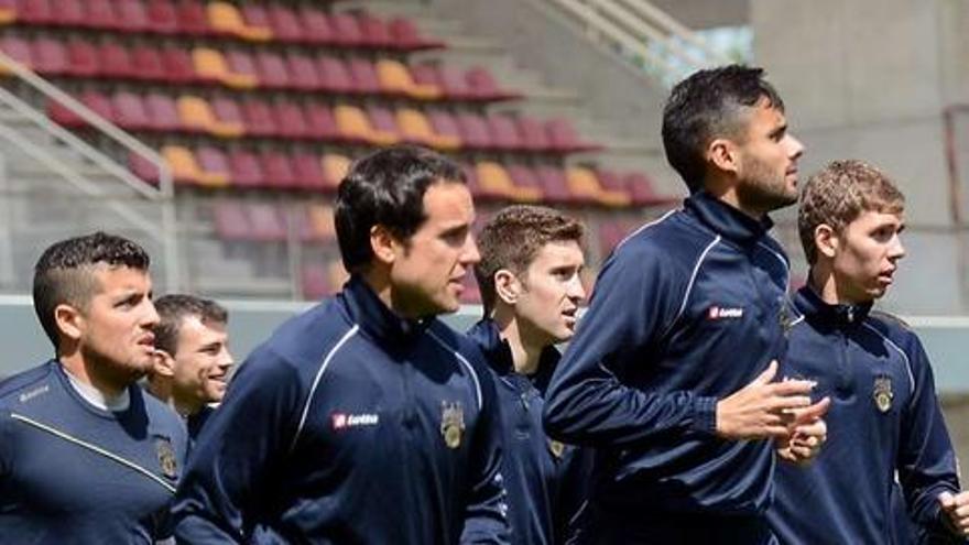 Varios jugadores trotan en Pasarón durante una sesión de entrenamiento.