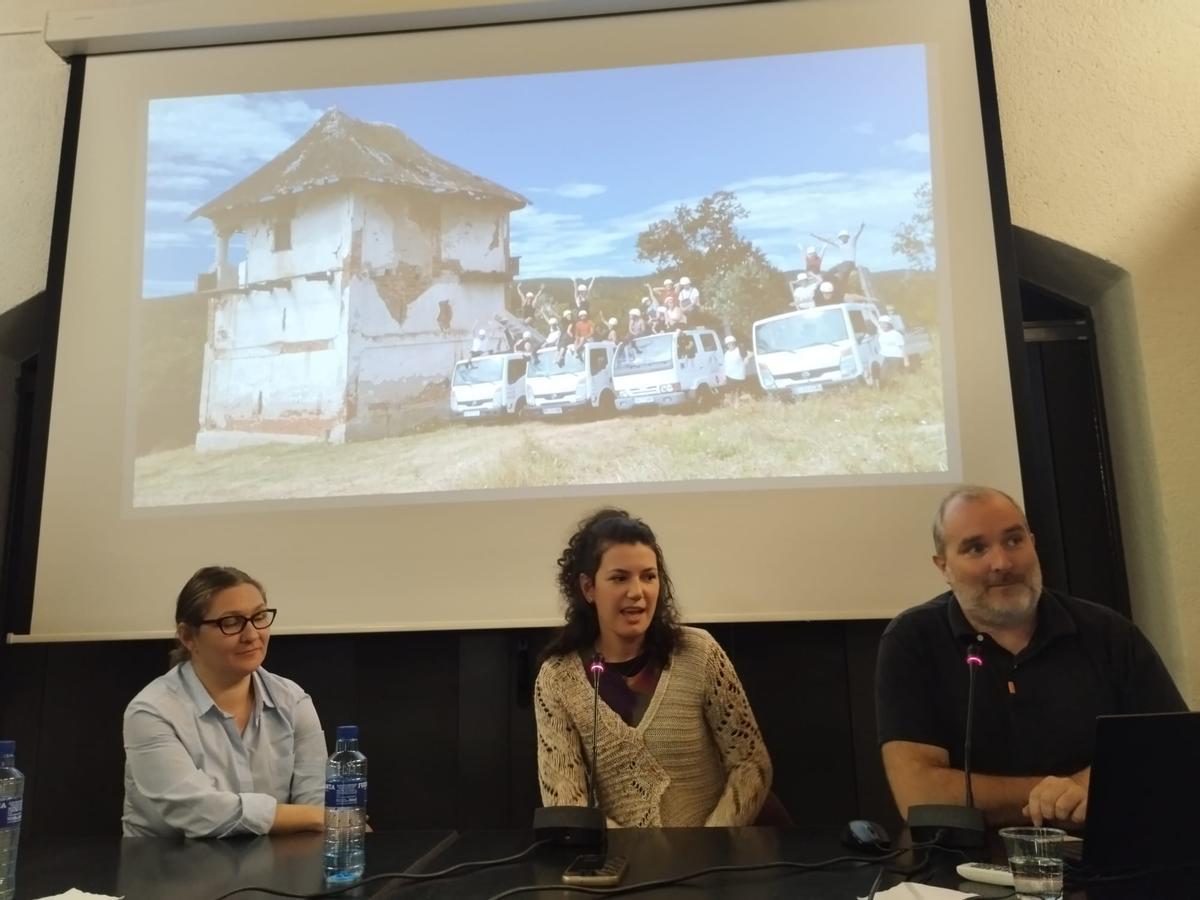 Por la izquierda, Ivona Tatar, Lavinia Cociubeí y Jeff Albergui presentan "La ambulancia de los monumentos" de Rumanía.
