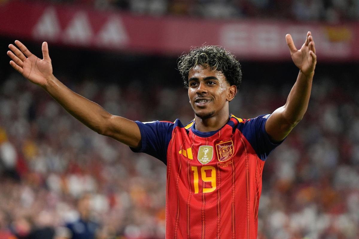 Lamine celebra un gol con España en la Nations.