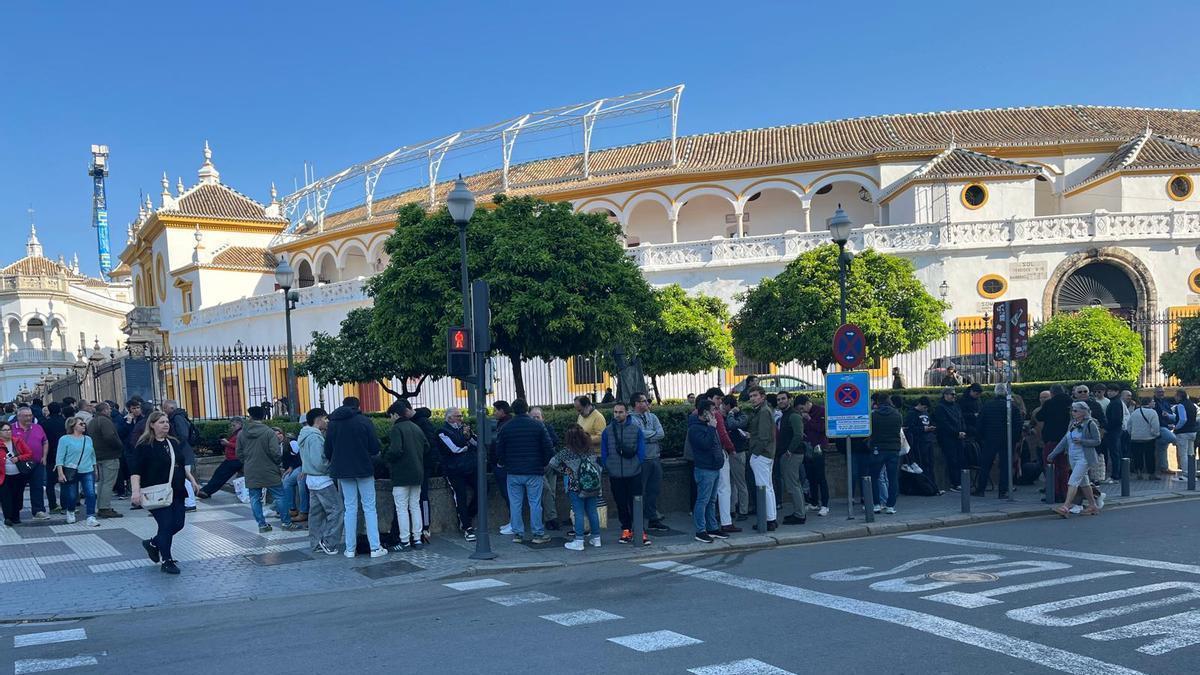 Vídeo | Los aficionados compran las entradas taurinas para la Feria de Abril en Sevilla