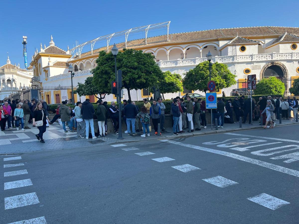 Colas para conseguir una entrada en la Maestranza