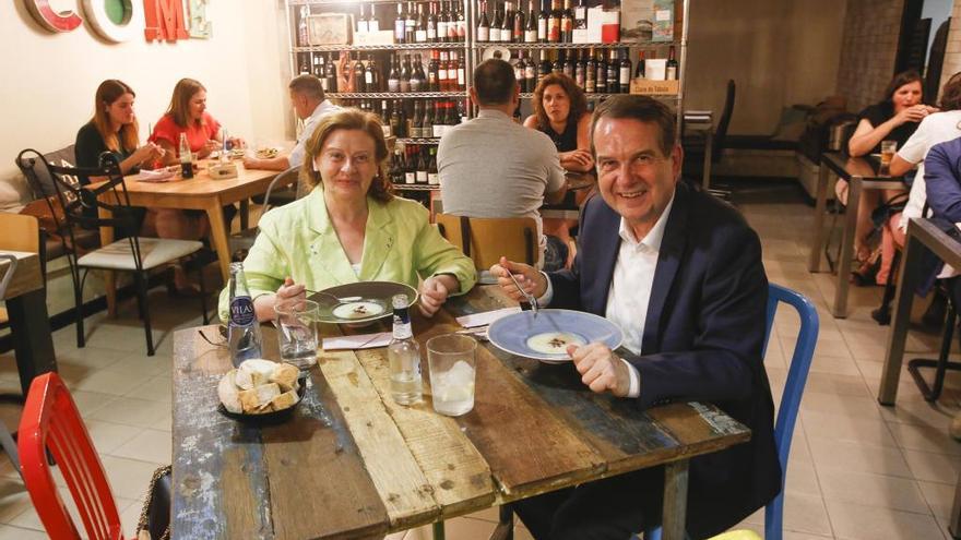 Abel Caballero almorzando con su mujer, Cristina. // R. Grobas