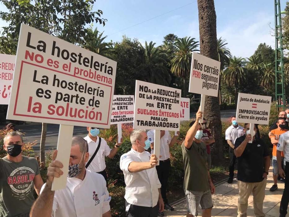 La hostelería llena las calles de Málaga para protestar por las restricciones