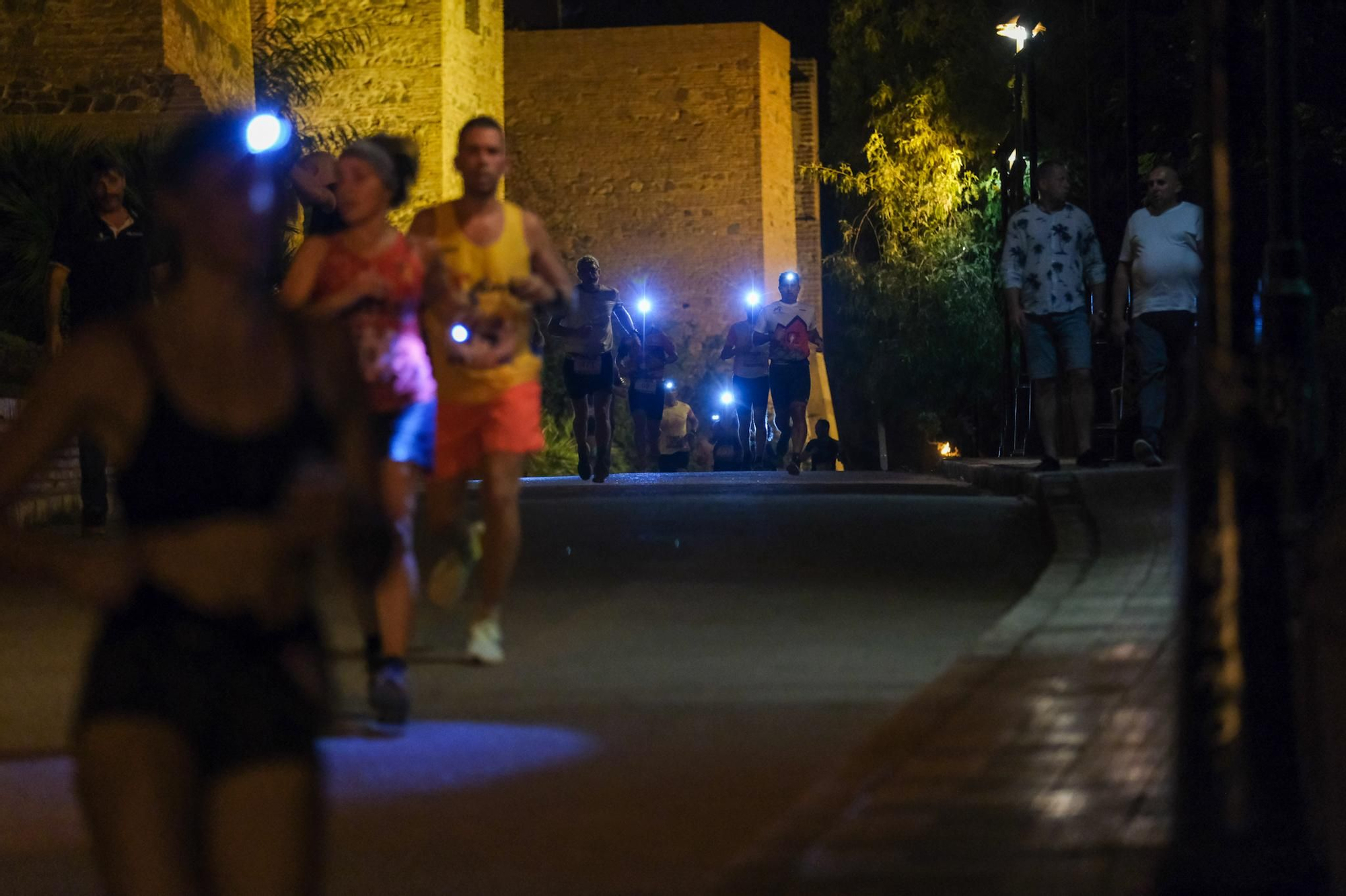 La carrera nocturna Mlk Trail & Tahermo llena de corredores el entorno de Gibralfaro