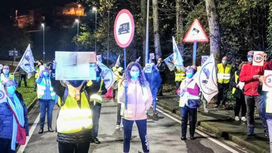 Tallen l&#039;avinguda Sant Jordi d&#039;Olot per reclamar restringir el pas de camions de gran tonatge