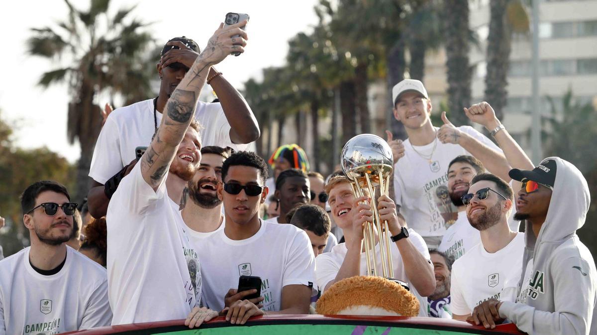 Los jugadores del Unicaja se hacen una foto con la Copa del Rey.