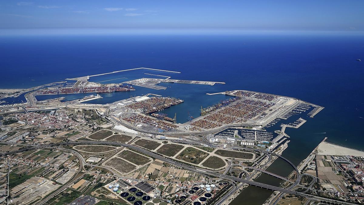 Imagen aérea del puerto de Valèncoa, con el dique de abrigo de la ampliación norte, acabado en 2012, en la parte superior.