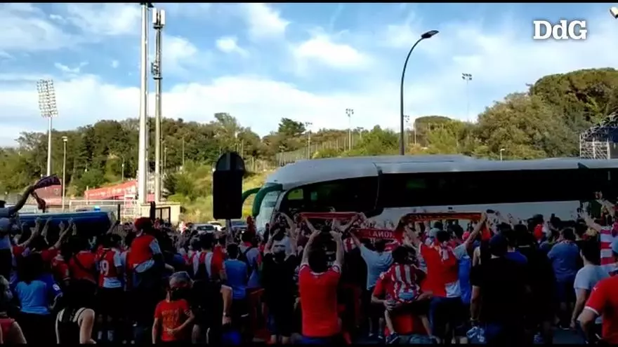 Xiulets i crits a l'arribada dels autocars del Rayo