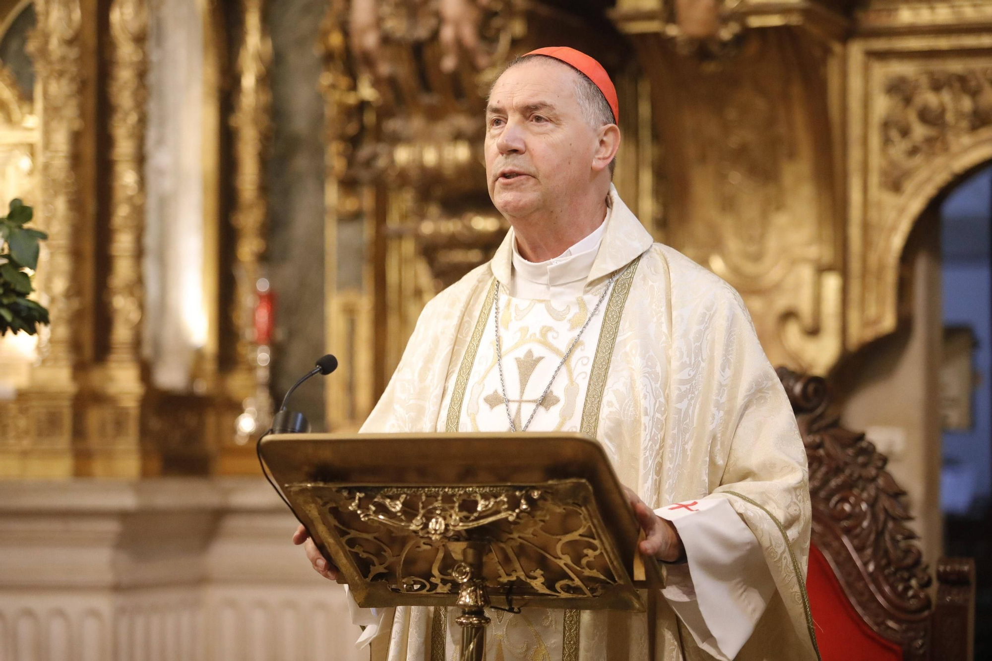 El cardenal Ángel Fernández Artime oficia la primera misa cardenalicia de Gozón en el día de Todos los Santos en la parroquia de Santa María de Luanco