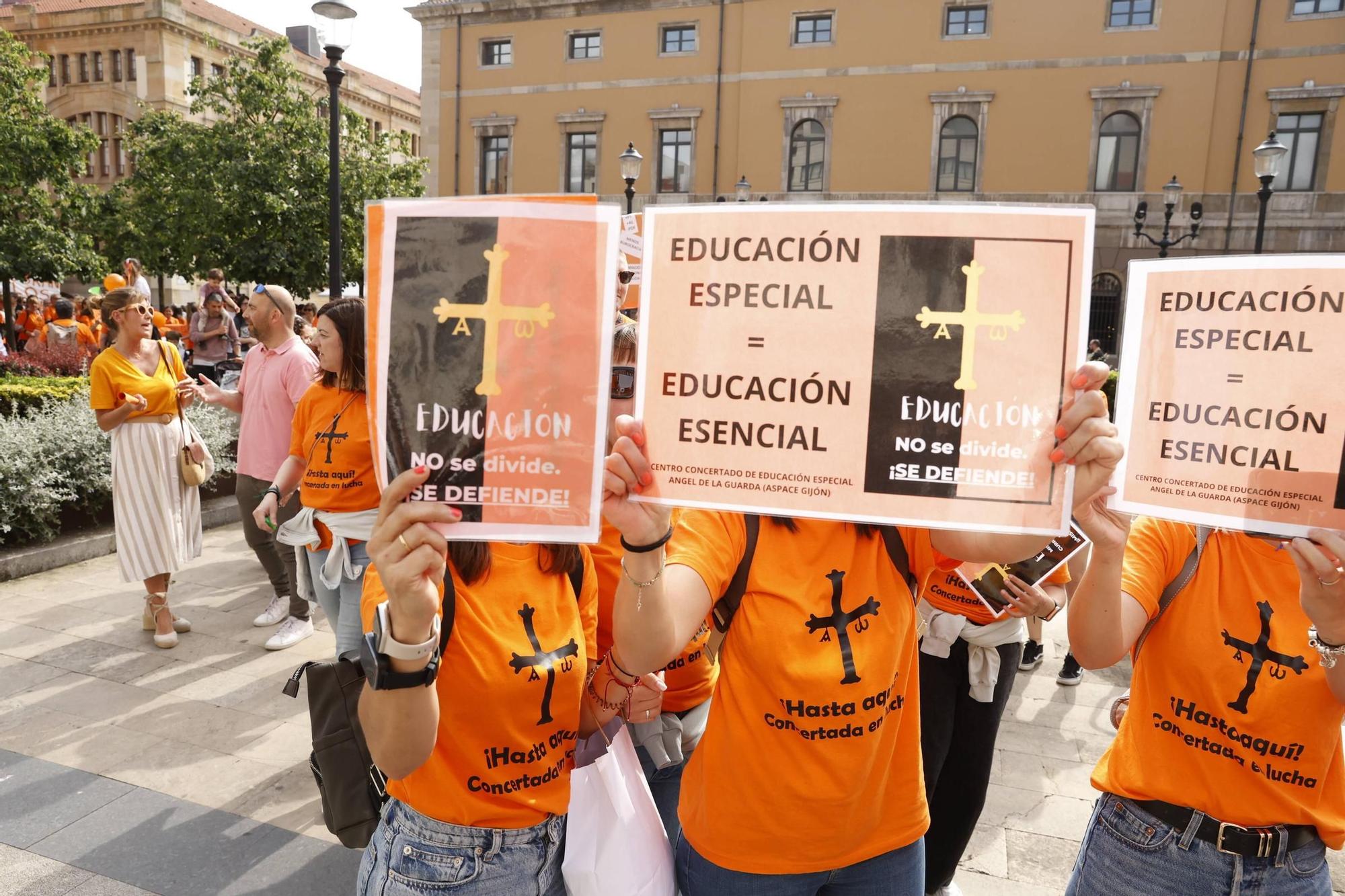 Así fue la gran concentración en Gijón por la educación concertada (en imágenes)