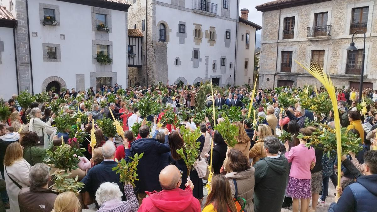 Bendición de los ramos y palmas en Llanes durante la celebración del Domingo de Ramos