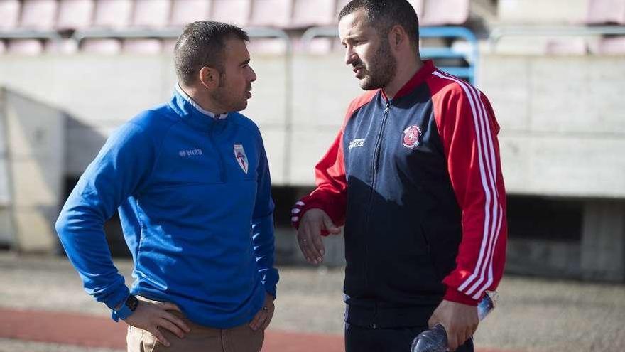 Yago Iglesias y Fernando Currás conversan antes del partido de ayer en San Lázaro. // Óscar Corral