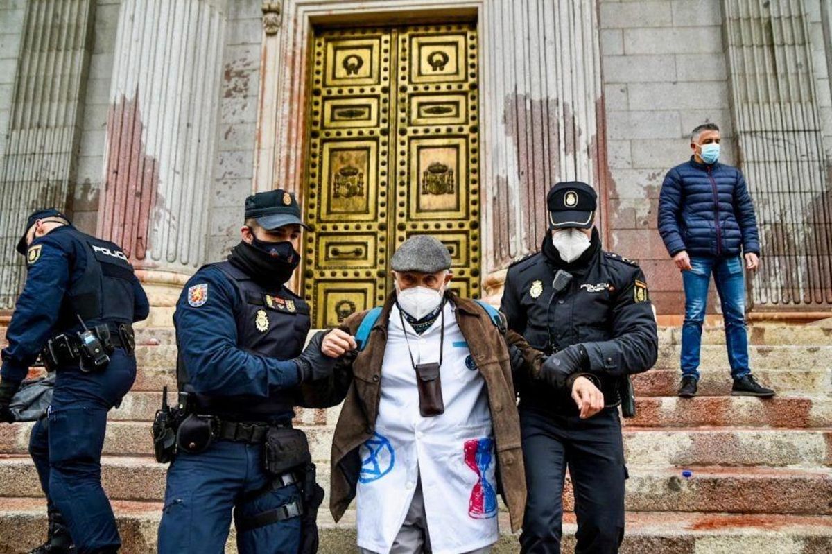 Momento de la detención, el mes pasado ante el Congreso de los Diputados en Madrid, del científico histórico de la FAO, José Esquinas.