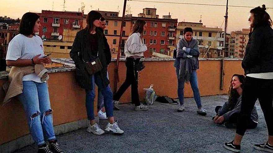 Jóvenes en una azotea en Italia.