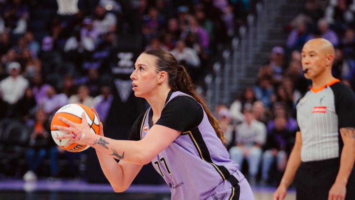 Marta Suárez en su debut con las Golden State Valkyries.
