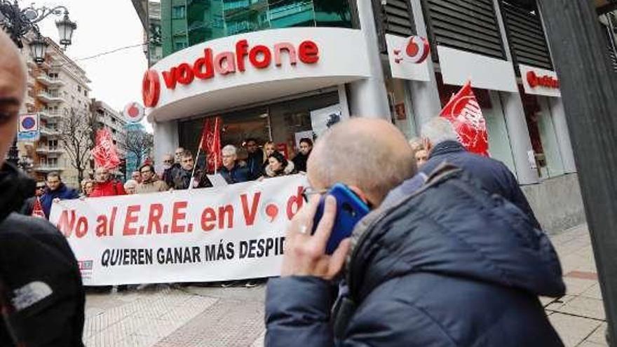 Concentración de rechazo al ERE de Vodafone en Oviedo.