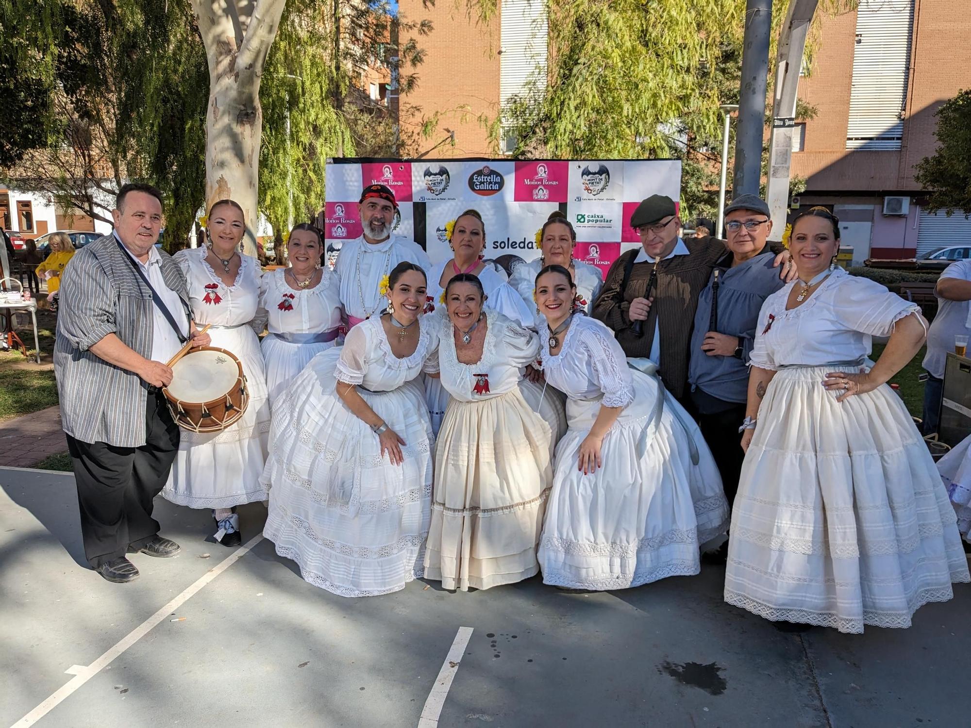 Así fue la espectacular "dansà" en ropa interior de la falla Mont de Pietat