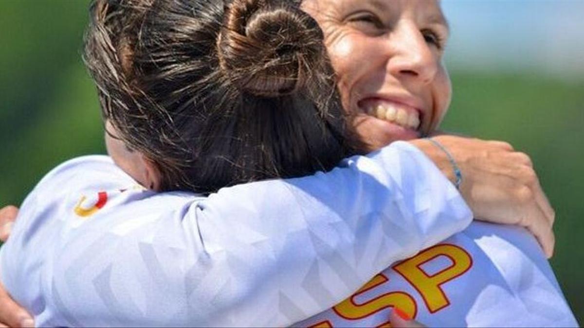 Teresa Portela se abraza a Sara Ouzande, en el podio de Halifax.