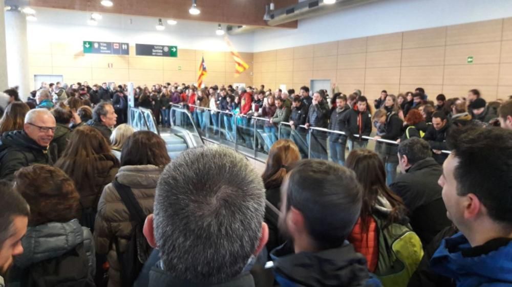 Manifestants tallen les vies del TAV a l'estació de Girona