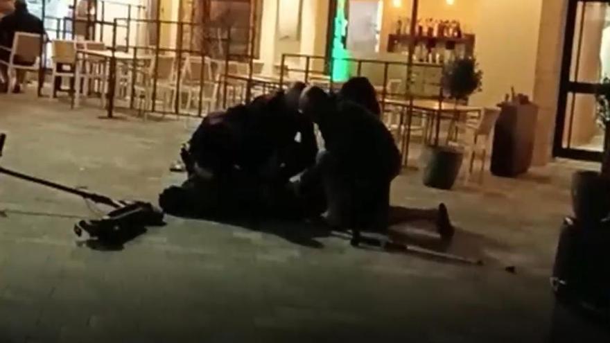 Diversos policies ferits a l&#039;Escala per tres joves que volien robar un patinet