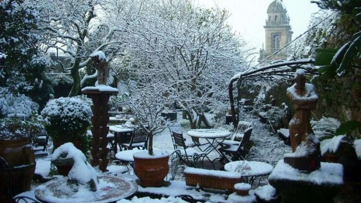 La terraza del Hotel Costa Vella cubierta de blanco en enero de 2010