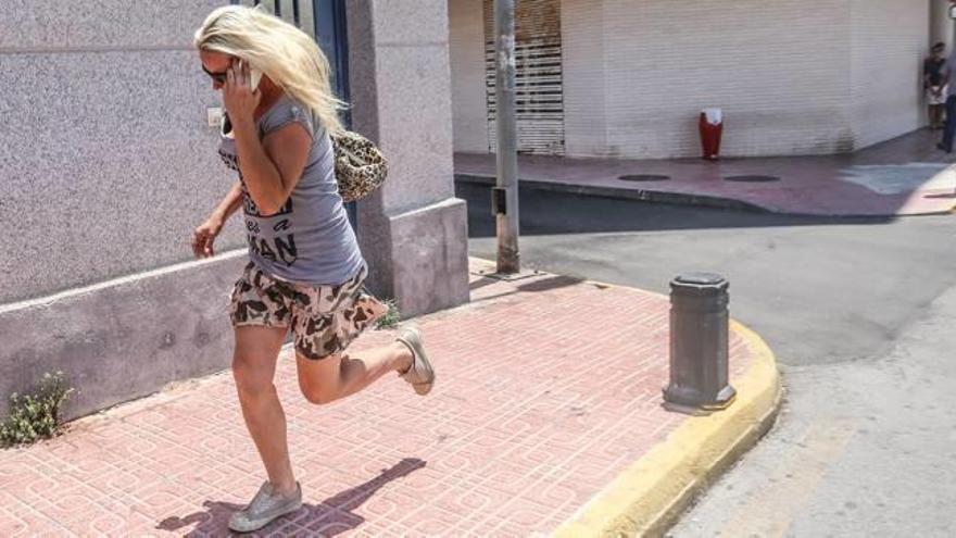 Imagen de la salida de los juzgados en libertad con cargos de la conductora implicada en el atropello del ciclista en Guardamar