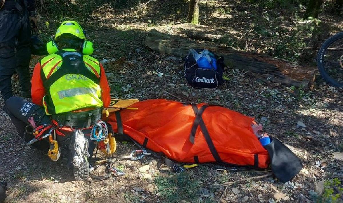 Un rescat dels bombers en el bosc aquest dissabte sant.