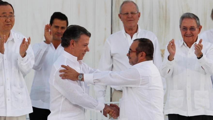 Santos y el líder de las FARC, en la firma del último acuerdo.