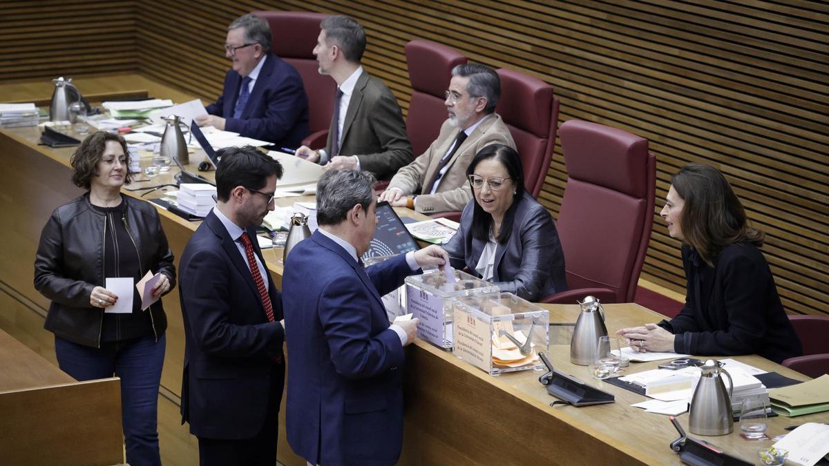 El síndic de Vox, José María Llanos, vota este jueves en la sesión celebrada en las Cortes