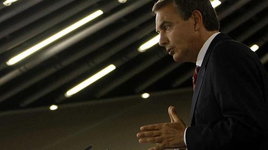 Rodríguez Zapatero, durante su comparecencia ante la prensa tras el primer Consejo de Ministros
