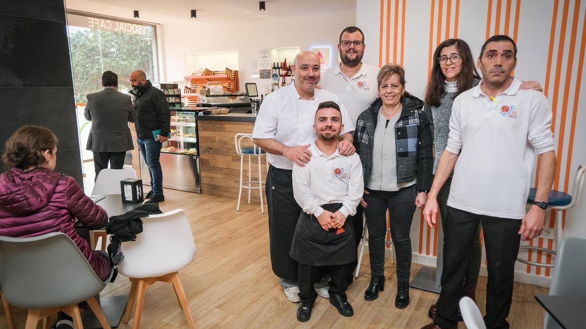 Mercedes Arias, en el centro, con los trabajadores de Social Café.