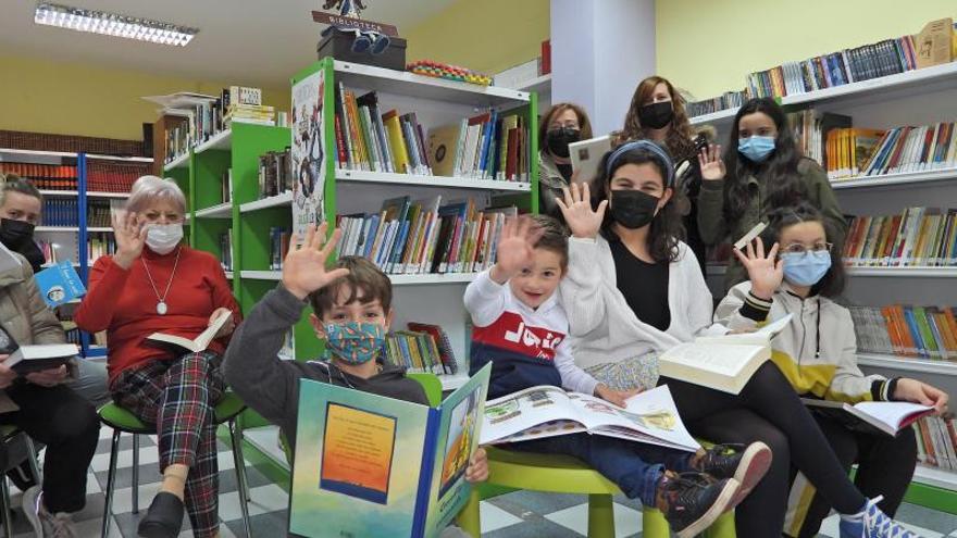 Usuarios de diferentes edades en la biblioteca municipal de Esgos. |   // FERNANDO CASANOVA