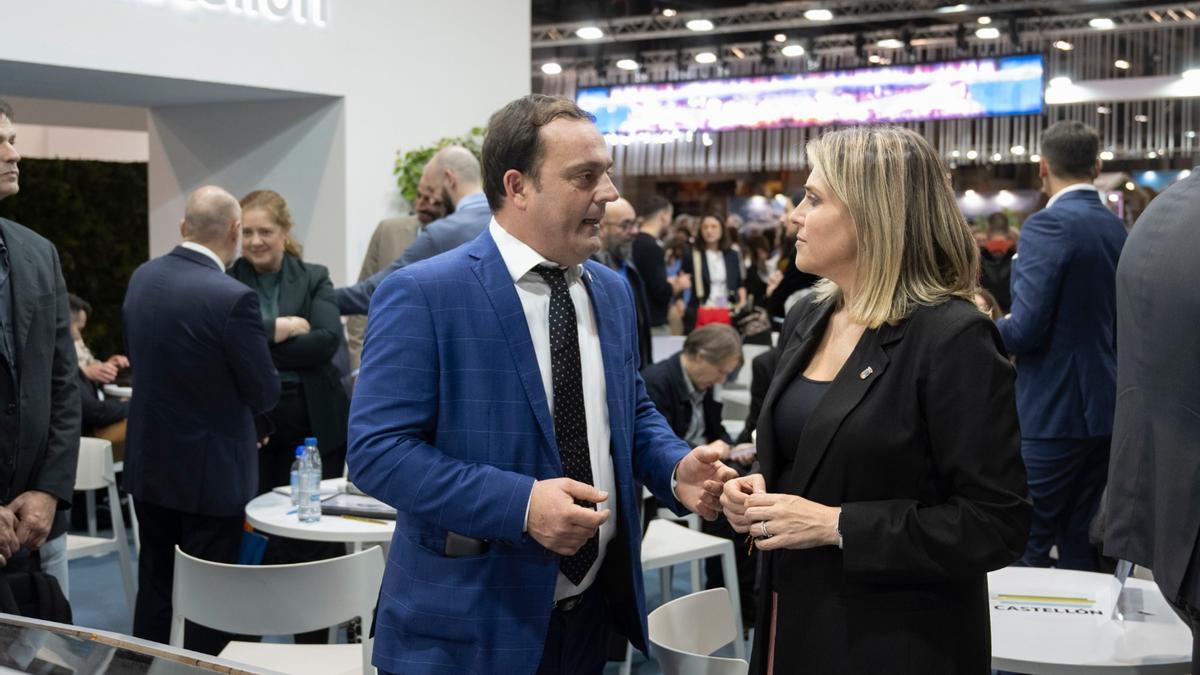 La presidenta provincial, Marta Barrachina; y el vicepresidente Andrés Martínez, en una feria turística.
