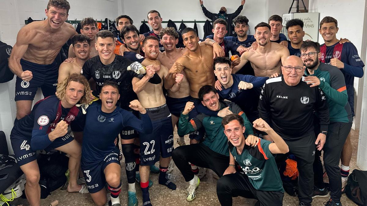 Jugadores del Yeclano Deportivo celebran la victoria.
