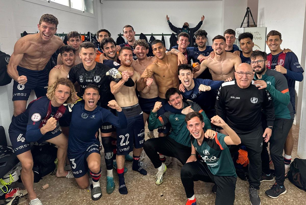 Jugadores del Yeclano Deportivo celebran la victoria.