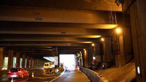 Un cotxe s’incendia i omple de fum la ronda de Dalt de Barcelona