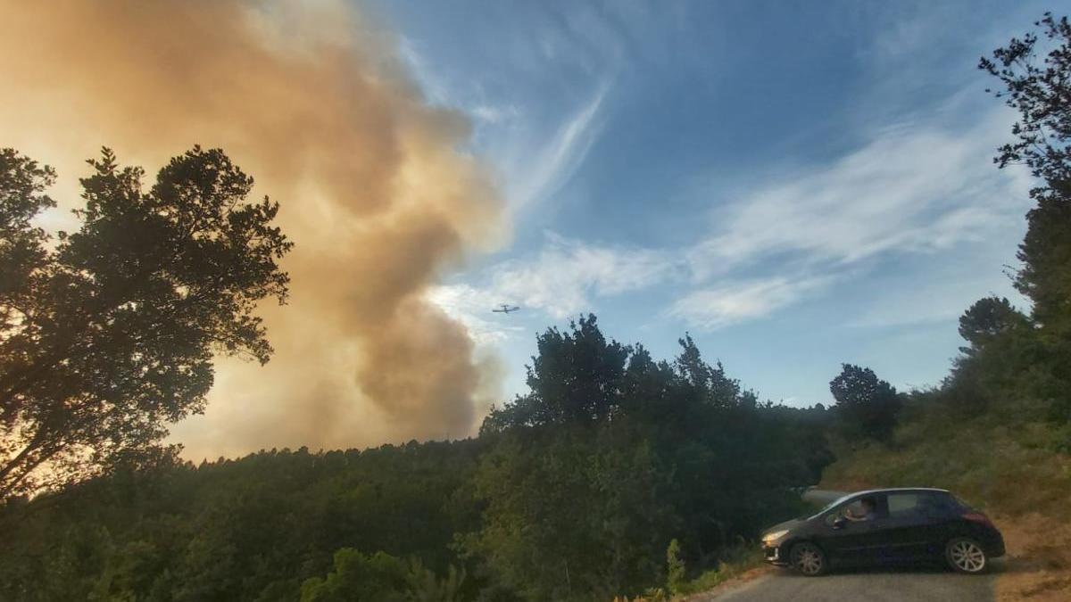 Un vehículo próximo a la columna de humo del incendio. // Eva Míguez