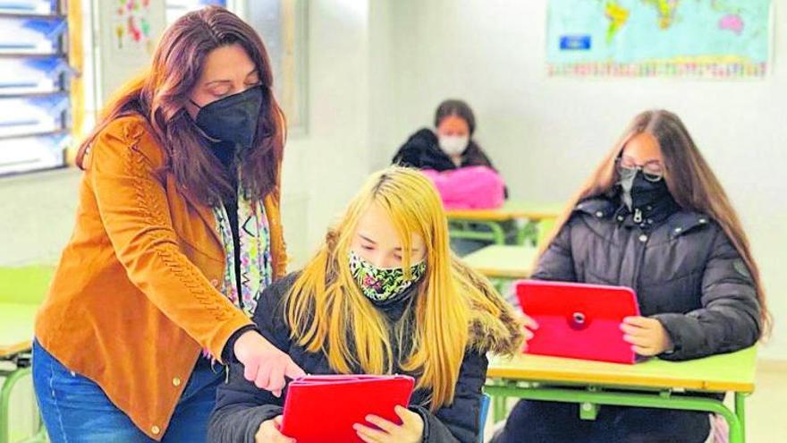 Alumnas del IES San Álvaro con su profesora, en una de las actividades para el periódico escolar.