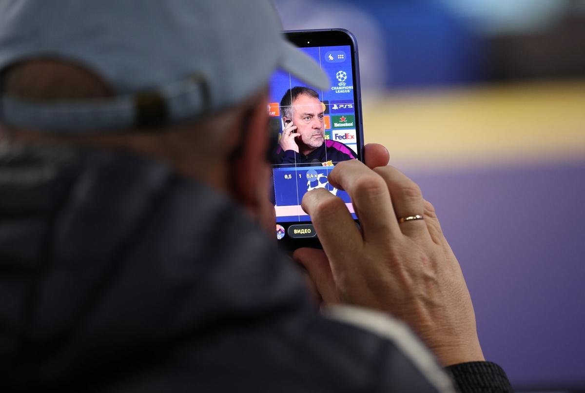 NEWCASTLE (United Kingdom), 09/03/2026.- A journalist records Barcelona manager Hansi Flick during a press conference in Newcastle, Britain, 09 March 2026. FC Barcelona will face Newcastle United in their UEFA Champions League Round of 16 1st leg match on 10 March. (Liga de Campeones, Reino Unido) EFE/EPA/ADAM VAUGHAN
