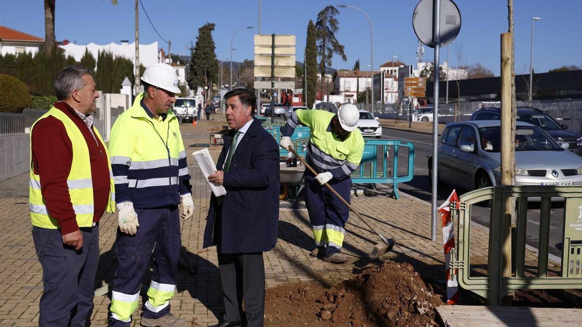 Miguel Ruiz Madruga, delegado de Infraestructuras, en la avenida del Brillante en una imagen de archivo.