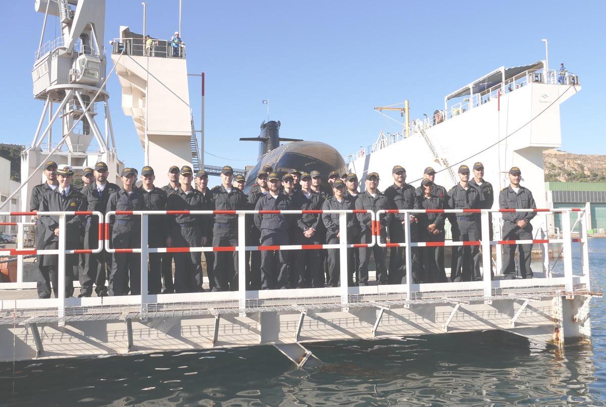 La dotación del S-82 posa delante del submarino antes de que el dique flotante lo sumerja