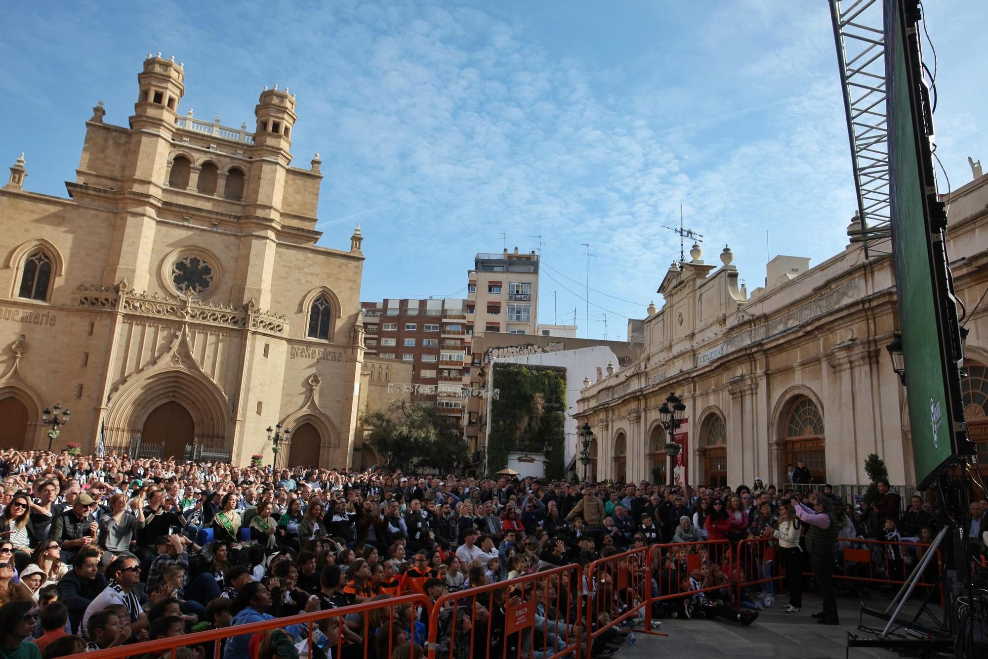 La plaza Mayor de Castelló se tiñe de albinegrismo en un día para el recuerdo