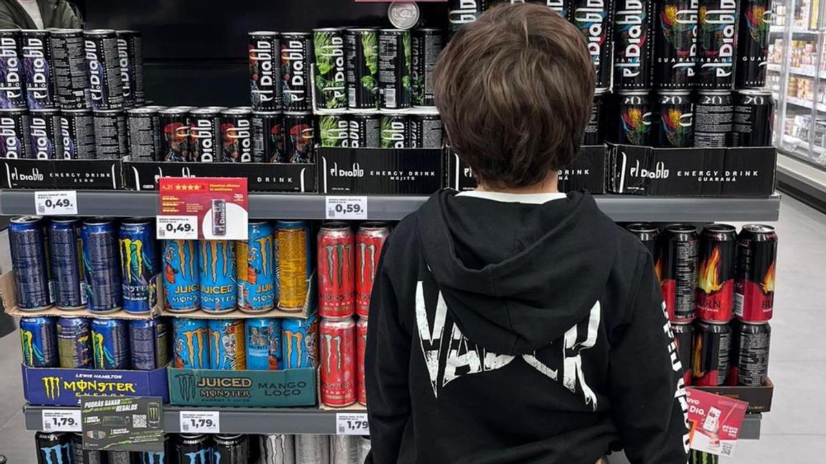 Un menor ante un stand de bebidas energéticas.