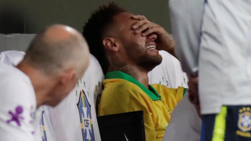 Neymar, tras lesionarse ante Catar.